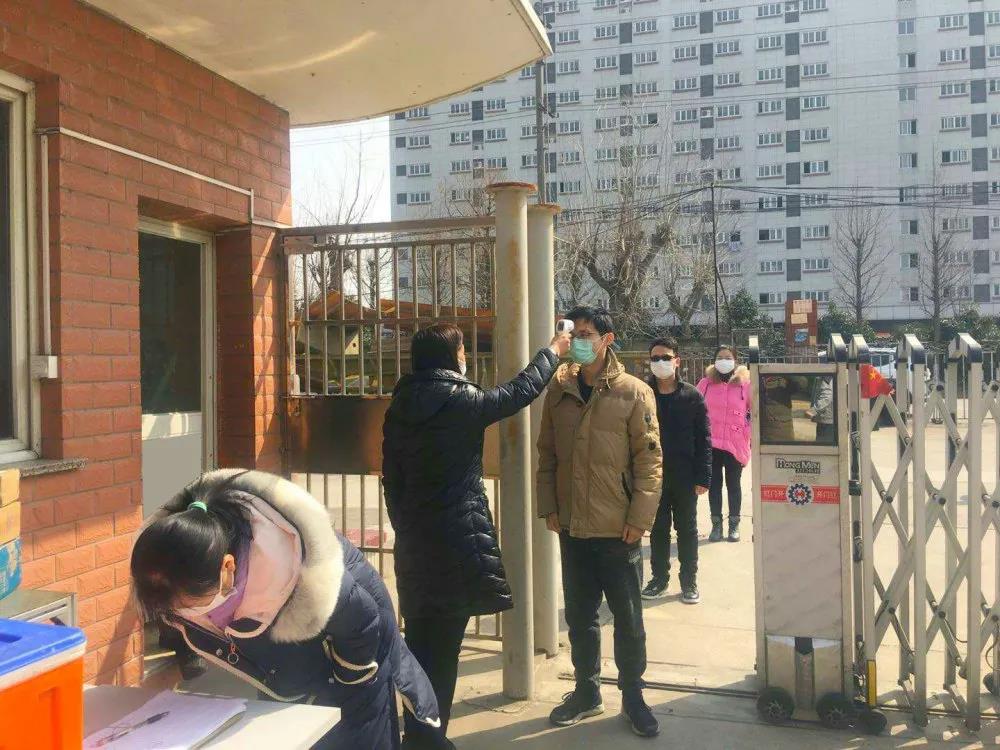 員工測(cè)量體溫入廠